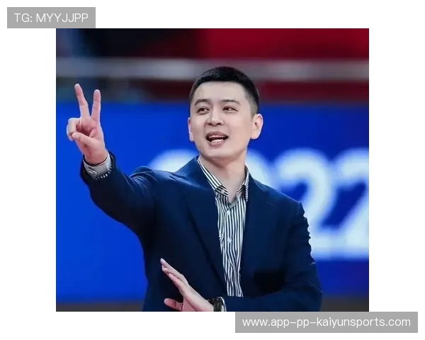 杨鸣签名不断，辽宁启程鞍山热身赛，老将新星齐上阵，杨鸣辽宁教练图片